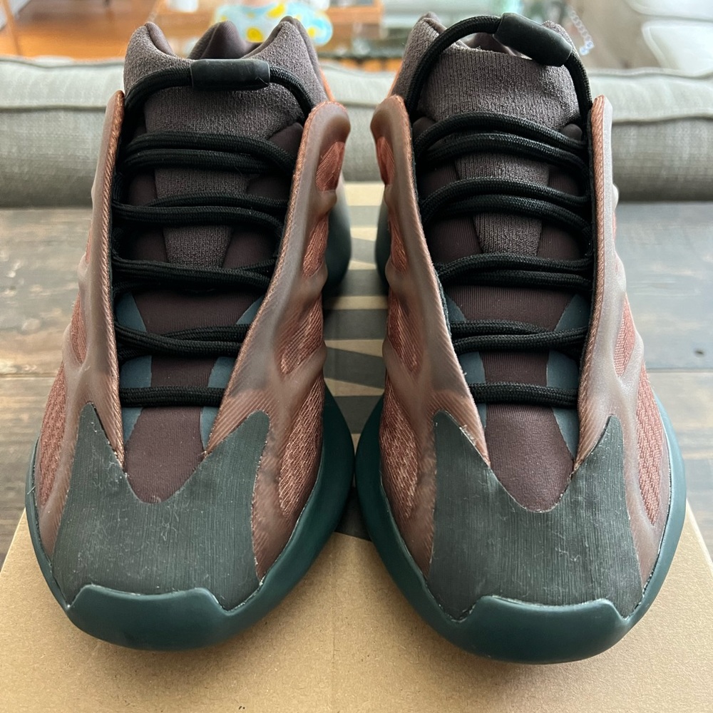 Yeezy 700 V3 Size 7 Copper Fade.
